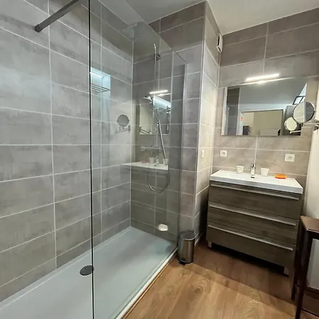 Charming 2-bedroom In The Heart Of T30 Lägenhet